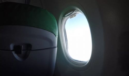 飞机窗户上为什么有一个小孔？